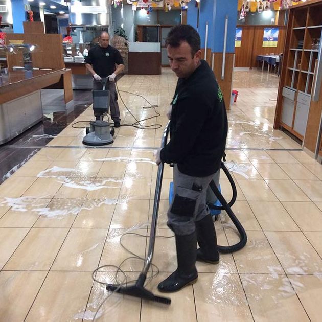 Neteges L'Albera hombres limpiando piso