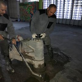 Neteges L'Albera hombres lavando piso